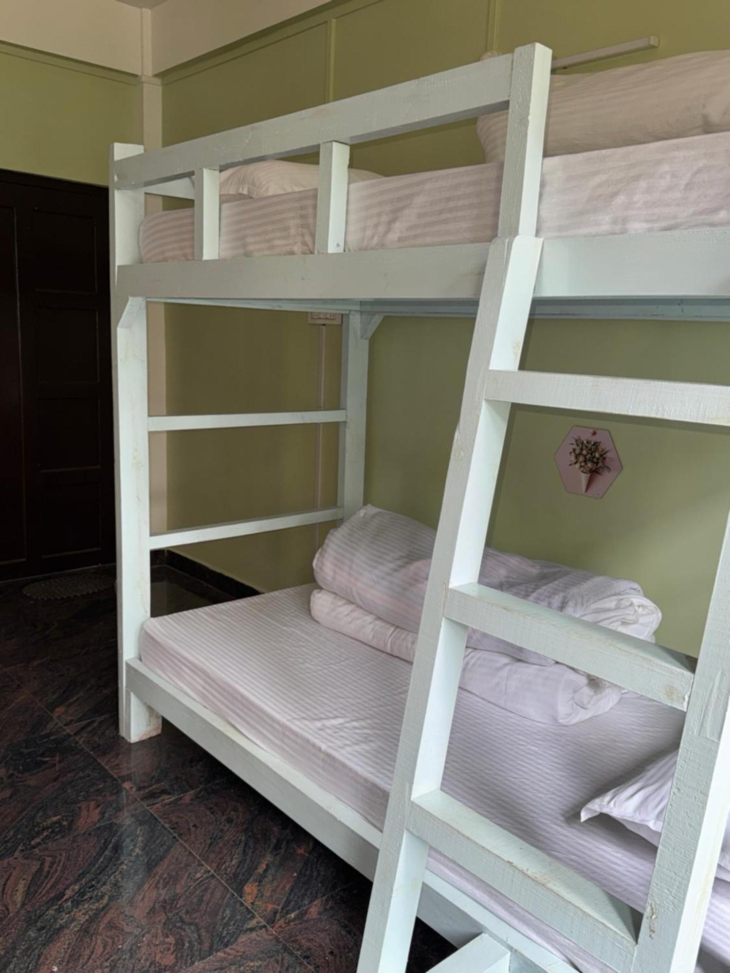 Xtsy Travellers Hostel Shillong Exterior foto